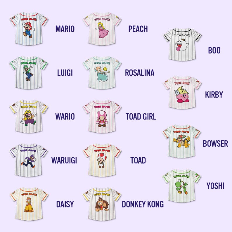 Pu&ograve; includere: Collezione di magliette in stile baseball con vari personaggi della serie di videogiochi Mario. Ogni maglietta presenta una grafica del personaggio, il testo "YOUR NAME" e il nome del personaggio.