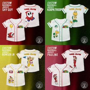 Pu&ograve; includere: Quattro maglie da baseball personalizzate con gessati e grafiche di personaggi. Le maglie presentano personaggi come Shy Guy, Koopa Troopa, Bowser Jr. e Pauline. Ogni maglia ha il testo "YOUR NAME" sopra la grafica del personaggio.