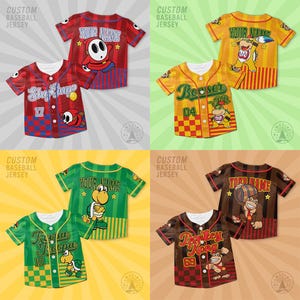 Pu&ograve; includere: Maglie da baseball personalizzate in rosso, giallo, verde e marrone, ognuna con disegni di personaggi dei cartoni animati. Le maglie hanno il testo "YOUR NAME", "Shy Guy", "Koopa Troopa" e "Donkey Kong". Ogni maglia ha un numero unico.