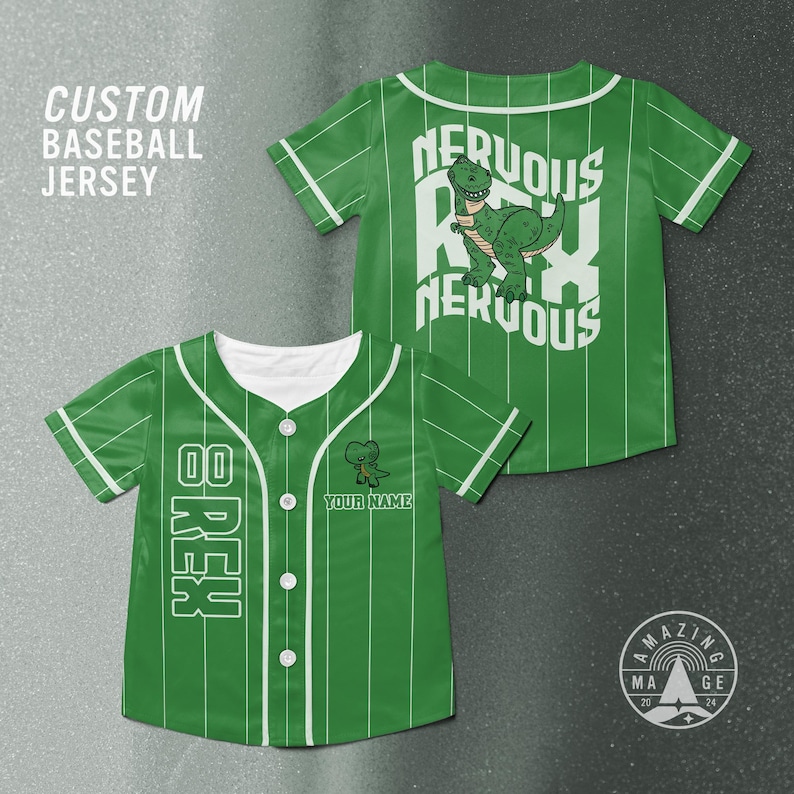 Puede incluir: Camiseta de b&eacute;isbol verde con rayas blancas y cuello blanco. La parte delantera presenta el texto "BREX" y un gr&aacute;fico de dinosaurio. La parte trasera muestra "NERVOUS REX" con una ilustraci&oacute;n de dinosaurio. El texto "YOUR NAME" tambi&eacute;n es visible.