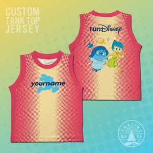 Peut inclure: Débardeur personnalisé avec un design rouge et jaune. Le devant présente le texte "yourname" et un motif de nuage bleu. Le dos affiche "runDisney" et des personnages de dessins animés. Le maillot a une bordure rouge et un motif à pois.
