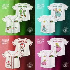 Może przedstawiać: Cztery spersonalizowane koszulki baseballowe z postaciami z Super Mario. Każda biała koszulka w paski zawiera grafikę postaci, logo Super Mario oraz miejsce na imię. Postacie to Yoshi, Rosalina, Toad oraz Księżniczka Peach.