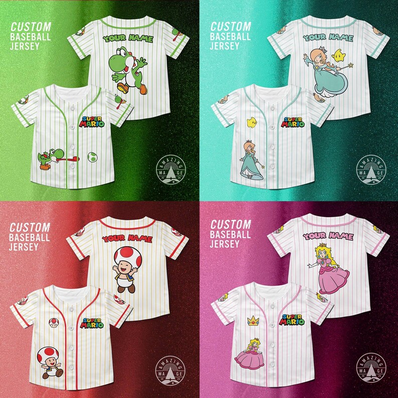 Może przedstawiać: Cztery spersonalizowane koszulki baseballowe z postaciami z Super Mario. Każda biała koszulka w paski zawiera grafikę postaci, logo Super Mario oraz miejsce na imię. Postacie to Yoshi, Rosalina, Toad oraz Księżniczka Peach.