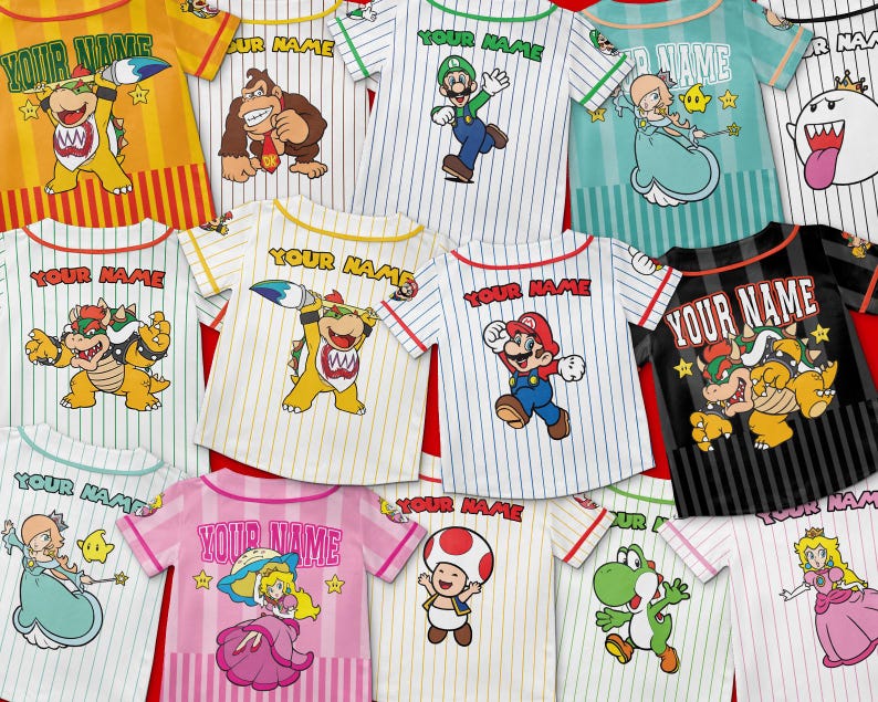 Pu&ograve; includere: Una variet&agrave; di magliette da baseball con personaggi dei cartoni animati. Ogni maglietta presenta un personaggio diverso, come Mario e Luigi, con la scritta "YOUR NAME" in alto. Le magliette hanno motivi a righe e maniche a contrasto.