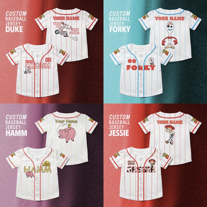 Puede incluir: Camisetas de b&eacute;isbol blancas con rayas rojas y varios dise&ntilde;os de personajes de dibujos animados. Cada camiseta tiene un nombre y un n&uacute;mero, con el texto "YOUR NAME" encima del dise&ntilde;o. Las camisetas est&aacute;n etiquetadas como "DUKE", "FORKY", "HAMM" y "JESSIE".