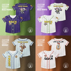 Puede incluir: Cuatro camisetas de b&eacute;isbol personalizadas en morado, blanco, azul claro y rojo. Cada camiseta presenta un dise&ntilde;o de personaje y la opci&oacute;n de agregar un nombre. Las camisetas tienen rayas finas y se muestra el texto "CUSTOM BASEBALL JERSEY".