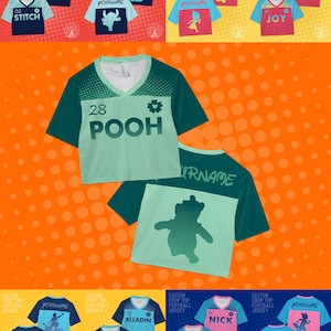 Op de afbeelding: Een verzameling op maat gemaakte crop top voetbalshirts in verschillende kleuren, met cartoonkarakterontwerpen en de optie om een naam toe te voegen. Ontwerpen zijn onder meer "Lilo", "Stitch", "Pooh", "Alladin", "Genie", "Judy", "Nick", "Joy" en "Sadness".