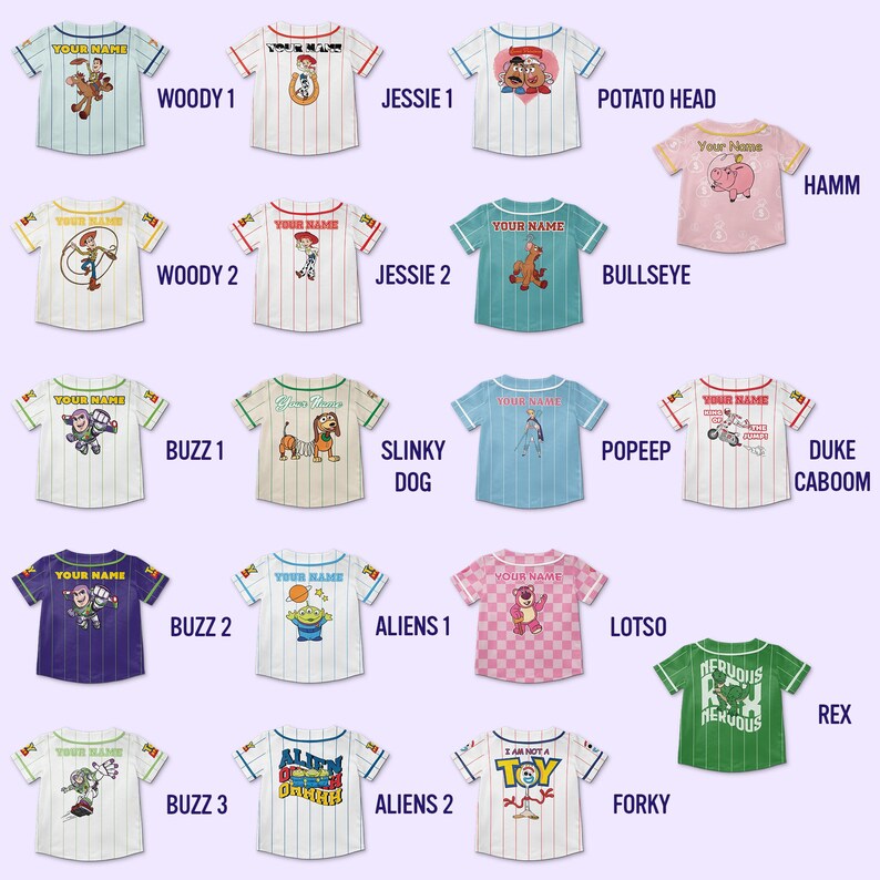 Puede incluir: Colecci&oacute;n de camisetas estilo b&eacute;isbol con varios personajes de dibujos animados. Las camisetas tienen nombres de personajes y el texto "Your Name". Los dise&ntilde;os incluyen Woody, Jessie, Potato Head, Hamm, Bullseye, Buzz, Slinky Dog, Popeep, Duke Caboom, Aliens, Lotso, Rex y Forky.