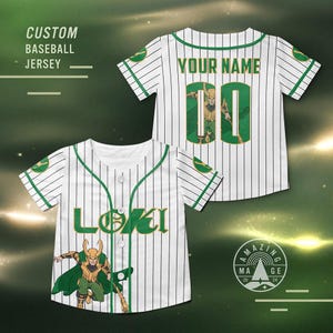 Pode incluir: Camisola de beisebol branca com riscas verdes e douradas. A frente da camisola tem um gráfico de Loki verde e dourado e o texto "Loki". As costas da camisola têm o texto "Your Name" e o número "00" com um gráfico de Loki verde e dourado.