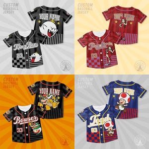 Pu&ograve; includere: Quattro maglie da baseball personalizzate con disegni di personaggi dei cartoni animati. Le maglie sono nere, rosse e blu, con le scritte "YOUR NAME", "King Boo", "Bowser", "Pauline" e "Toad". Ogni maglia ha un design e un numero unici.