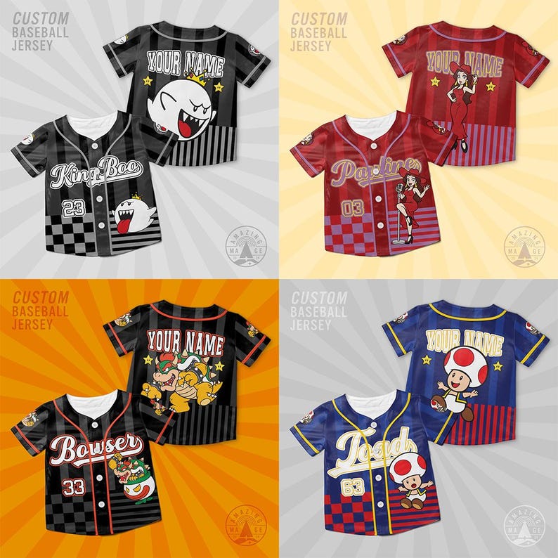 Pu&ograve; includere: Quattro maglie da baseball personalizzate con disegni di personaggi dei cartoni animati. Le maglie sono nere, rosse e blu, con le scritte "YOUR NAME", "King Boo", "Bowser", "Pauline" e "Toad". Ogni maglia ha un design e un numero unici.