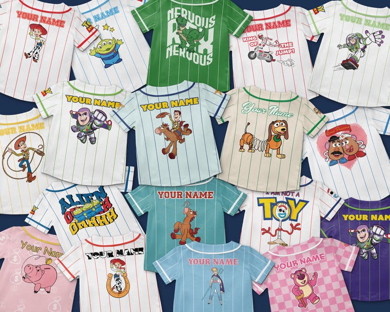 Puede incluir: Colecci&oacute;n de camisetas estilo b&eacute;isbol con varios personajes de Toy Story. Cada camiseta presenta un personaje diferente, rayas y el texto "YOUR NAME" encima del personaje. Los colores incluyen blanco, verde, azul y rosa.