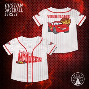 Può includere: Maglia da baseball bianca con gessati e dettagli rossi. La maglia presenta la scritta "LIGHTNING MCQUEEN" e una grafica del personaggio del film Cars. Il retro della maglia riporta la scritta "YOUR NAME" e una grafica del personaggio.