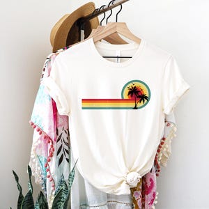 Camiseta retro de isla tropical Comfort Colors®, camiseta vintage de playa con atardecer, conjunto de palmeras coloridas, camiseta de vacaciones de verano, regalos tropicales
