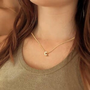 Collar con letra de burbuja en miniatura bañado en oro: delicado colgante con inicial de globo para mujeres y adolescentes. Bonito y elegante regalo de joyería.