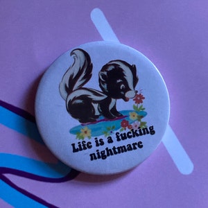 Insignia de pin vintage con cita de John Mulaney: La vida es una maldita pesadilla