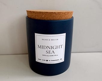 Świeca sojowa Midnight Sea | Ceramic Vessel w kolorze granatowym, zapach soli morskiej i ozonu, ręcznie odlewana w Maine