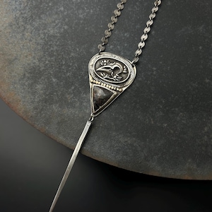 Sterlingzilveren raaf-doodshoofdketting met bloemen, jaspis en zilveren aar