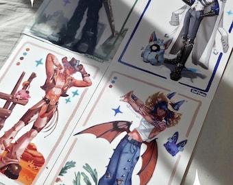 Puede incluir: Cuatro impresiones artísticas con ilustraciones de personajes de fantasía. Cada tarjeta presenta un diseño único con colores vibrantes, incluyendo azul, rojo y marrón. Las impresiones están sobre un fondo blanco con un borde rosa y estrellas.