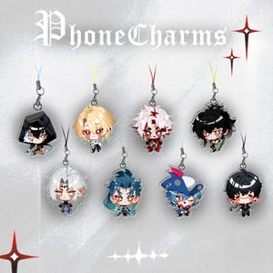 Op de afbeelding: Een collectie van acht acryl telefoonbedels met chibi-stijl anime-personages met diverse haarkleuren en outfits, elk bevestigd aan een klein koordje. De tekst PhoneCharms staat bovenaan in een decoratief wit lettertype.