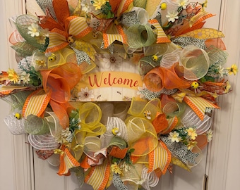 Vårvälkomstkrans med bin och prästkragar