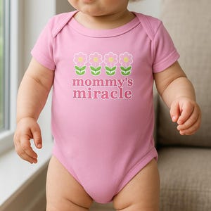 Mommy’s Miracle Soft Baby Onesie • Dostępny w kolorze różowym, czarnym i białym!