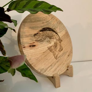 Round tray in pyrographed wood