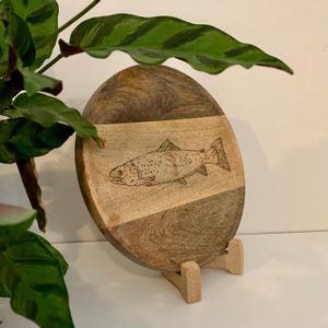 Round tray in pyrographed wood