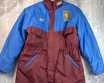 Chaqueta vintage ASICS x Aston Villa FC 1993/95, abrigo de fútbol color burdeos y azul, talla M.
