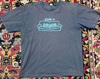 Camiseta gráfica vintage "King of Couch" talla XL
