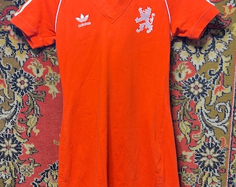 Adidas Originals Netherlands Pomarańczowa sukienka z dekoltem w serek, długi T-shirt, rozmiar 36