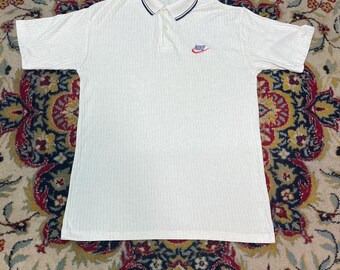Polo Nike vintage blanco con logo Swoosh texturizado, talla L