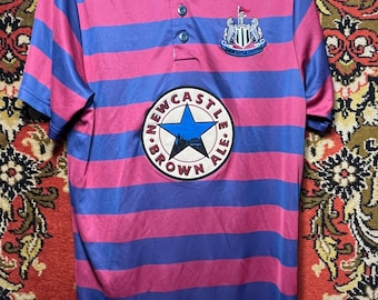 Camiseta retro de visitante del Newcastle United, rosa, azul, a rayas, para hombre, talla M