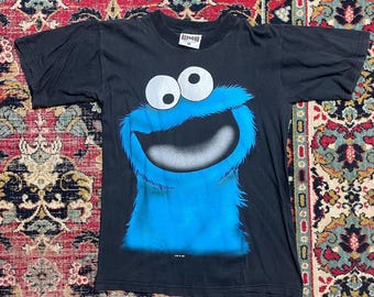 Camiseta vintage de 1997 do Monstro dos Biscoitos da Vila Sésamo com cara grande, preta, tamanho P