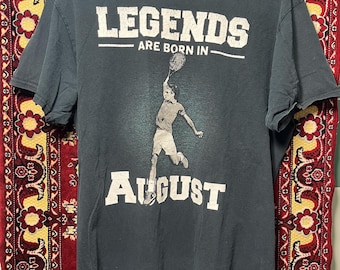 Camiseta gráfica de tenis "Leyendas nacen en agosto" vintage talla L