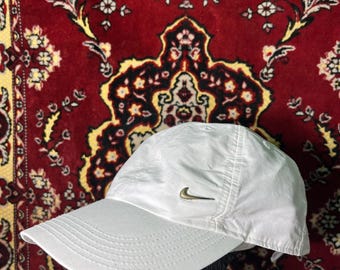 Gorra Nike Heritage86 blanca con Swoosh metálico y cierre ajustable, talla única