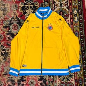 Puede incluir: Un juego de tres tazas de cerámica con un acabado mate moteado. Cada taza presenta un color diferente: azul claro, crema y gris. Las tazas tienen un diseño simple y moderno y un asa cómoda.