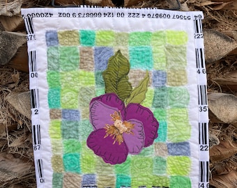 Mini courtepointe murale avec fleurs de pensée, cintre inclus, fleur printanière. Appliqué en piqué libre, collage sur tissu, art textile, peint et cousu