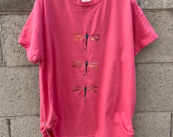 T-shirt d'été en coton avec appliqué de libellule, rose, plusieurs tailles, grandes tailles, coupe confortable, non ajusté.