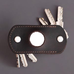 Organizador de llaves personalizable con bolsillo para AirTag y multiherramienta - Llavero de cuero personalizado - Capacidad para 6 llaves - Regalo práctico para él o ella