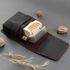 Portasigarette in pelle personalizzato, accessorio per fumatori personalizzabile, organizer per tabacco durevole, porta accendino compatto, regalo per la festa del papà
