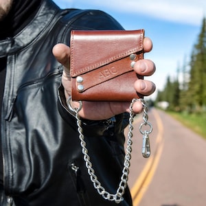 Cartera de cuero con cadena personalizada, cartera de motociclista pequeña personalizada, tarjetero de cuero minimalista, cartera compacta con cadena - Regalo del día del padre