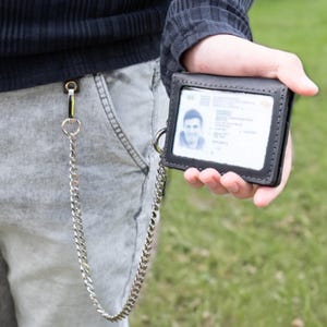 Carteira de couro Festival com compartimento para identificação – Carteira de viagem com alça ou corrente – Bolsa para mãos livres