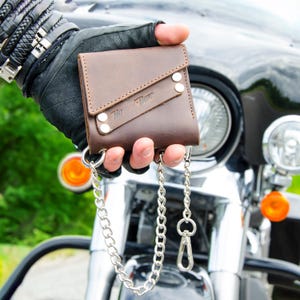 Anpassbare Lederbrieftasche mit Kette, Personalisierte kompakte Biker-Brieftasche, kleiner Leder-Kartenhalter, minimalistische Brieftasche mit Kette