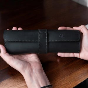 Portapillole in pelle inciso - Un regalo di salute premuroso - Organizzatore settimanale per pillole per uomini o donne - Elegante regalo di benessere per genitori e amici