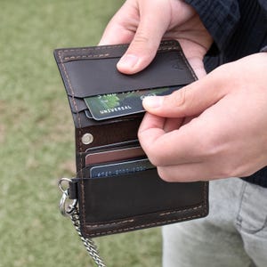 Carteira de couro para motociclista com corrente ou cordão – Fecho magnético, tamanho compacto – Presente para motociclista – Porta-identidade de couro EDC