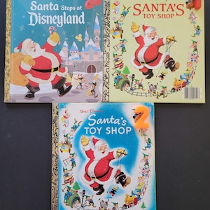 K&ouml;nnte beinhalten: Drei Vintage Little Golden B&uuml;cher mit Weihnachtsmann-Motiven. Titel sind "Santa Stops at Disneyland" und "Santa's Toy Shop". Die Cover sind farbenfroh mit Illustrationen von Santa und Elfen. Die B&uuml;cher weisen Gebrauchsspuren auf.