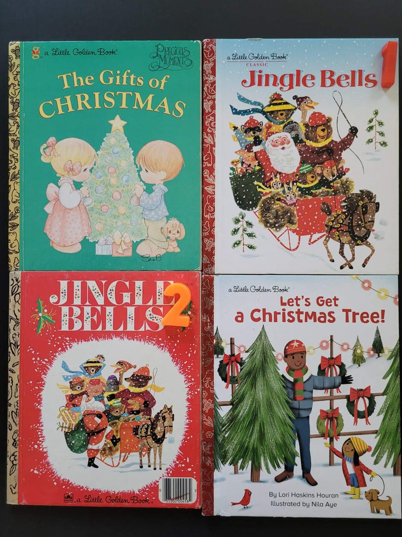 K&ouml;nnte beinhalten: Vier Vintage-Weihnachtsb&uuml;cher f&uuml;r Kinder. Titel sind "The Gifts of Christmas", "Jingle Bells" und "Let's Get a Christmas Tree!". Die B&uuml;cher zeigen farbenfrohe Illustrationen von Urlaubsszenen und -figuren, ideal f&uuml;r Sammler oder zum Lesen in der Weihnachtszeit.
