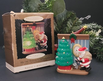 Hallmark Keepsake Ornament 1995/Wee Little Christmas/"Magic" Light Up Tree/Santa and Mice/Made in China