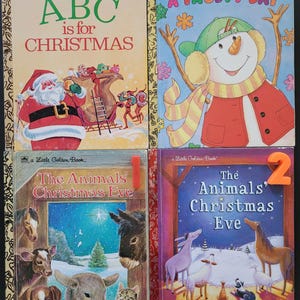 K&ouml;nnte beinhalten: Vier Vintage-Kinderb&uuml;cher mit farbenfrohen Illustrationen. Zu den Titeln geh&ouml;ren "ABC is for Christmas", "A Frosty Day" und zwei Ausgaben von "The Animals' Christmas Eve". Die B&uuml;cher zeigen Bilder von Santa Claus, einem Schneemann und verschiedenen Hoftieren.